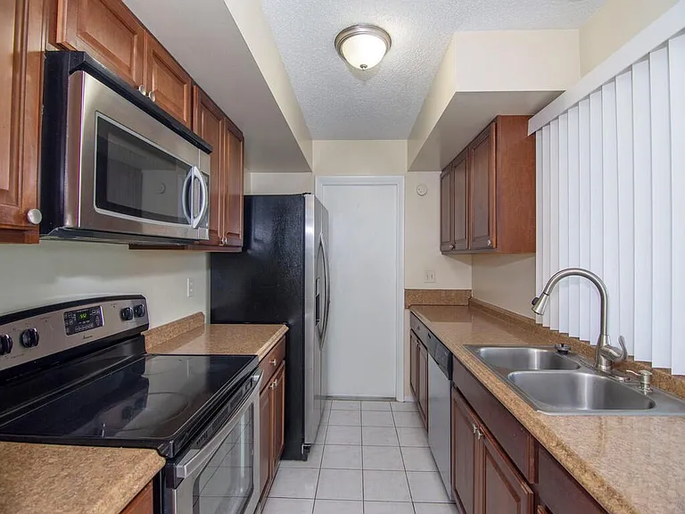 650 SE Evergreen Ter — Photo 4