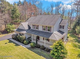 2124 Arnold Dr, Effort, PA 18330