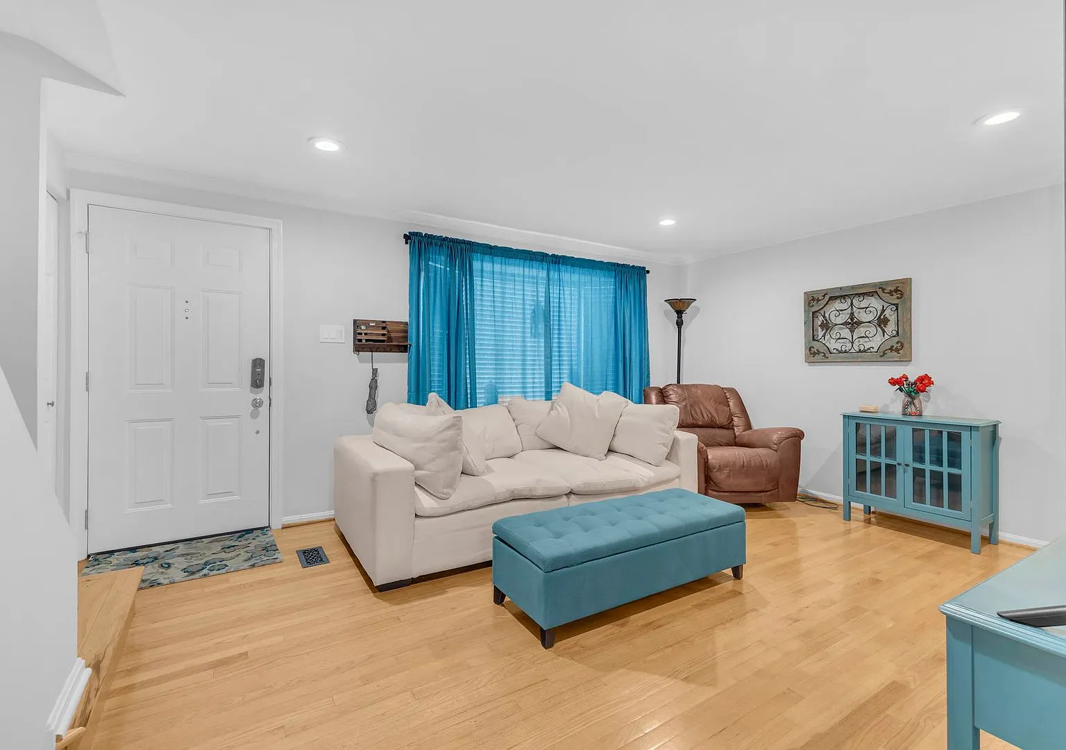 Beautifully Updated End-Unit Townhome in Prime Location — Photo 4