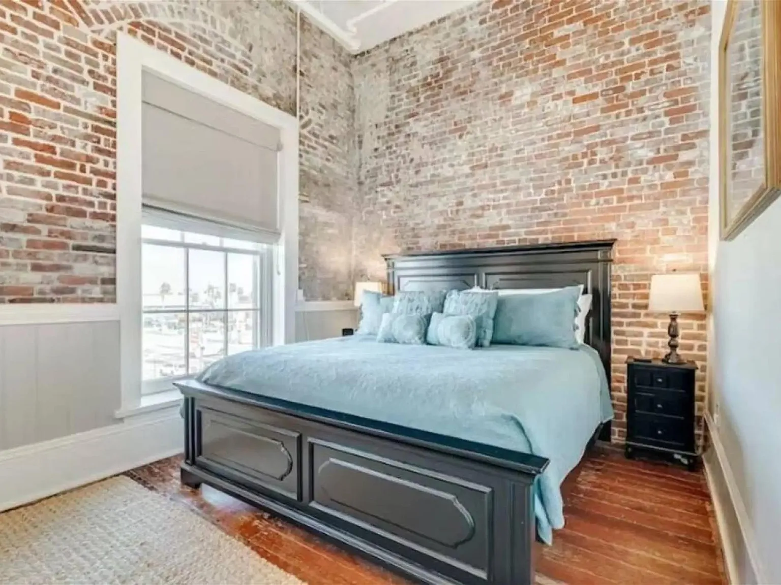 2 bed, 1.0 bath, 1200 sqft, $2,300 — Photo 4