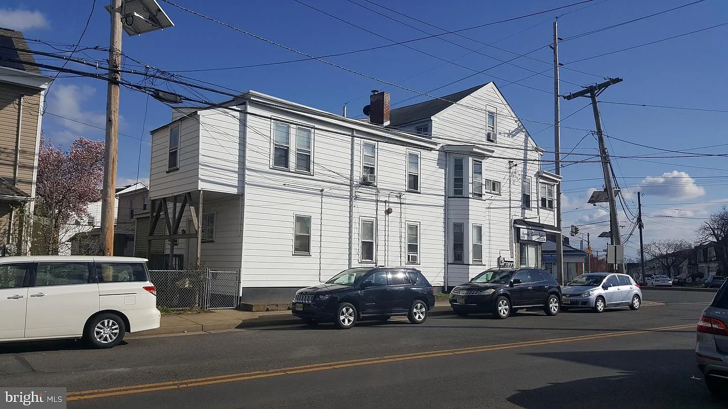2 bed, 1.0 bath, 3062 sqft, $1,600 — Photo 1