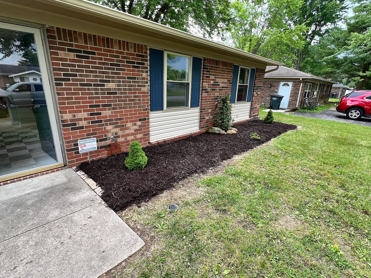 202 Glendale Dr — Photo 2