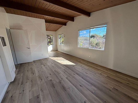 3rd image of 823 E De La Guerra St #6