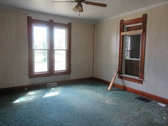 4th image of 102 E South St