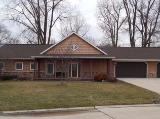 40 Venetian Dr, Clear Lake, IA 50428