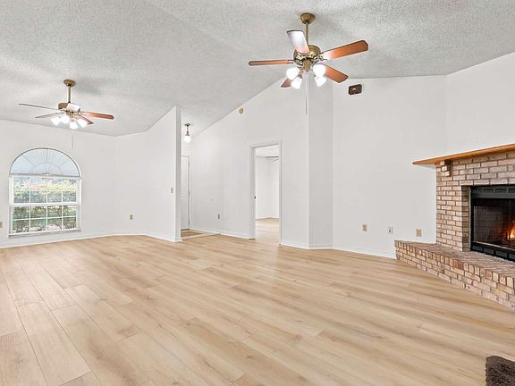 3rd image of 118 SW Courtesy Way