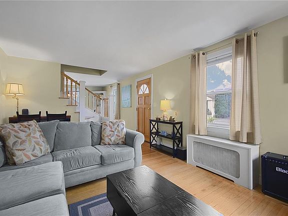 5th image of 36 Becker Ave E