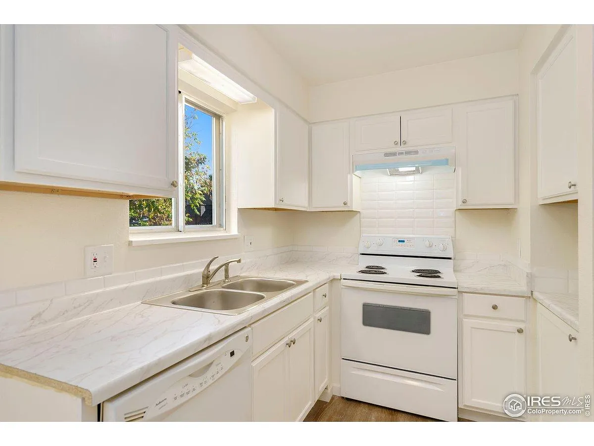 Building Photo - 3000 Sumac St #2