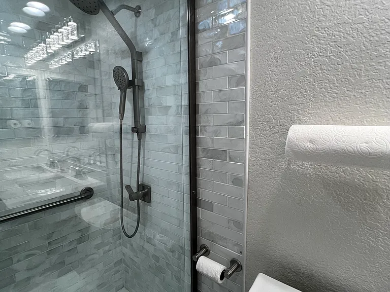 7825 Seaglen Dr — Photo 38