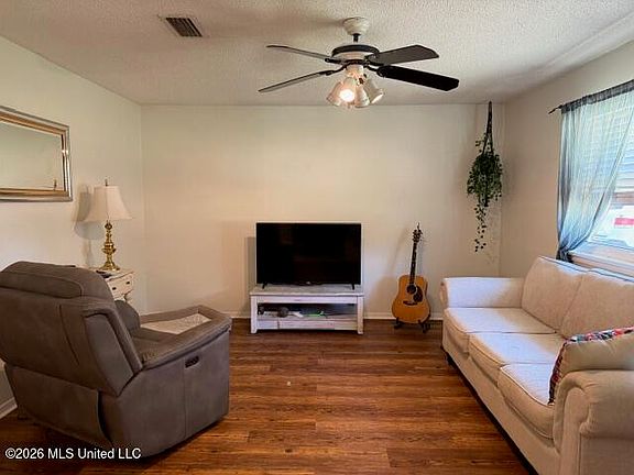 2nd image of 104 Twin Cedar Ave