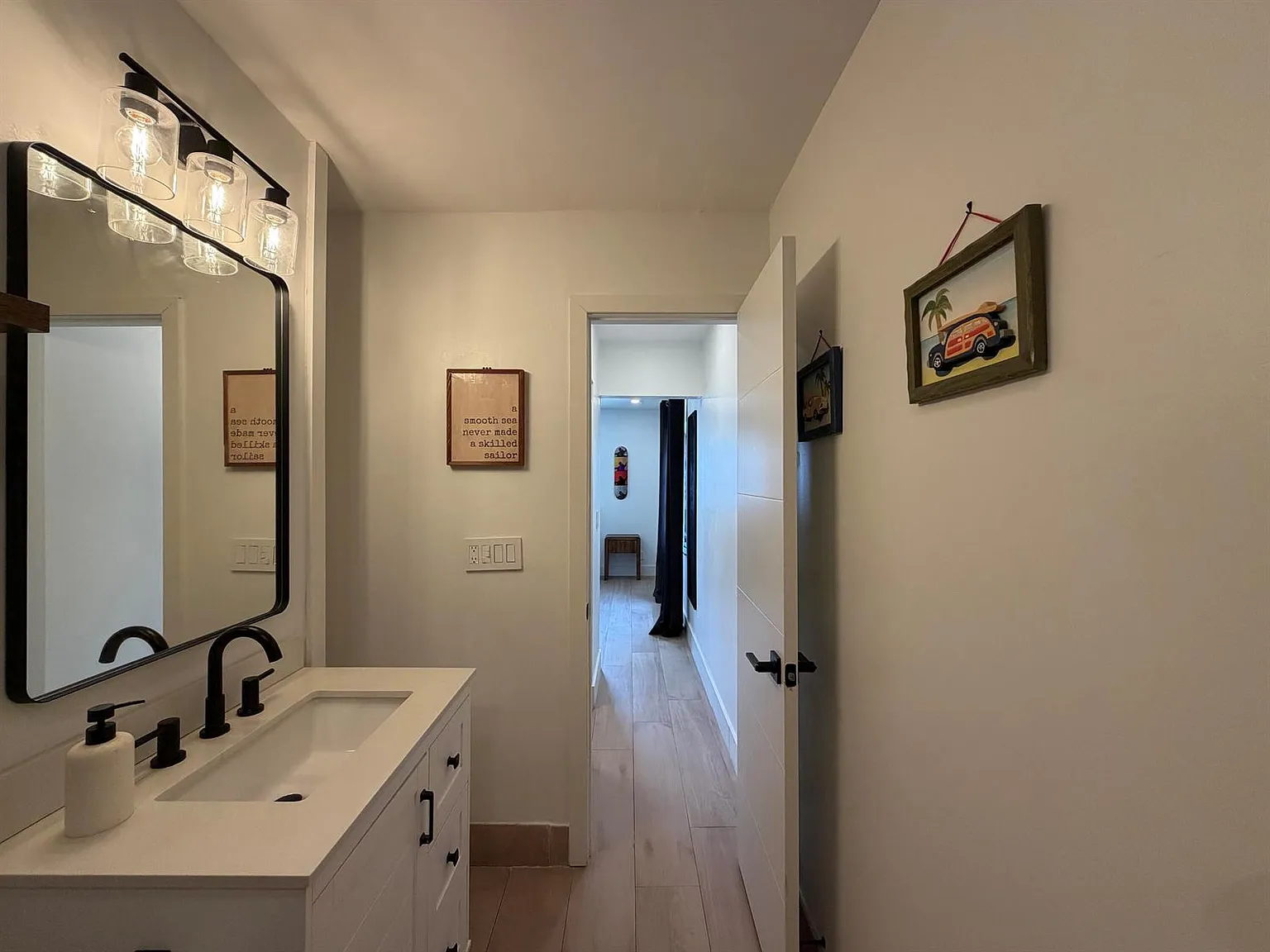 1 bed, 1.5 bath, 694 sqft, $1,900 — Photo 2