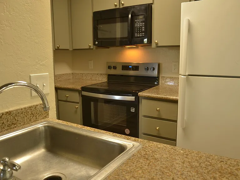 CAMBRIDGE ARMS CONDOMINIUMS — Photo 3