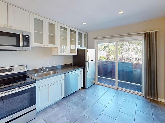 3rd image of 271 Santa Clara Ave APT 2