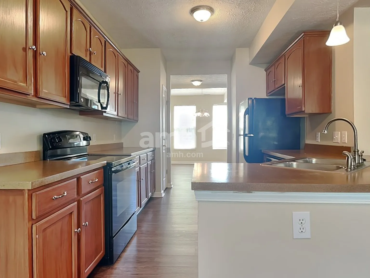 5 bed, 2.5 bath, 2440 sqft, $2,565 — Photo 3