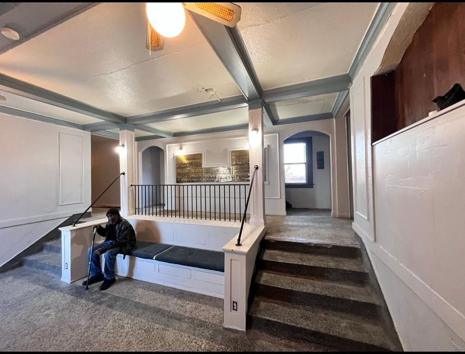 1st image of 1027 E 9th St #1