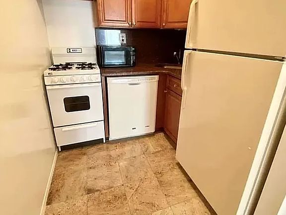 5th image of 221 E 21st St APT 5C