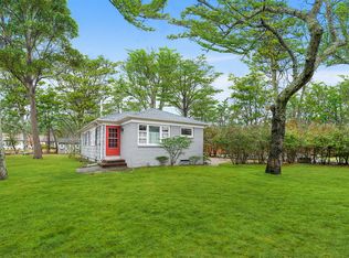 21 Shinnecock Ln, Hampton Bays, NY 11946