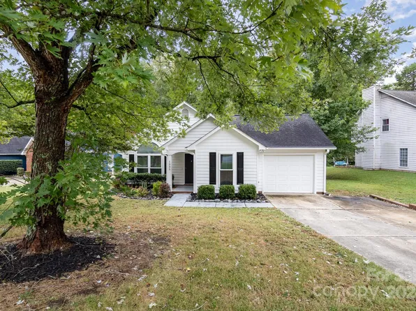 1335 Sugar Hollow Dr, Charlotte, NC 28214