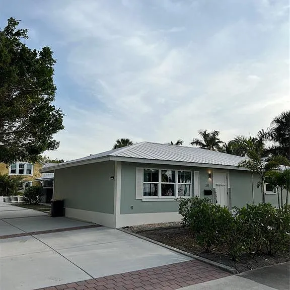 511 W Retta Esplanade — Photo 2