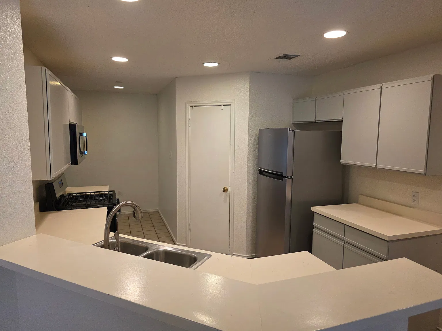 3 bed, 1297 sqft, $1,950 — Photo 3