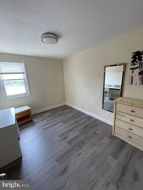 2nd image of 1036 W Oxford St