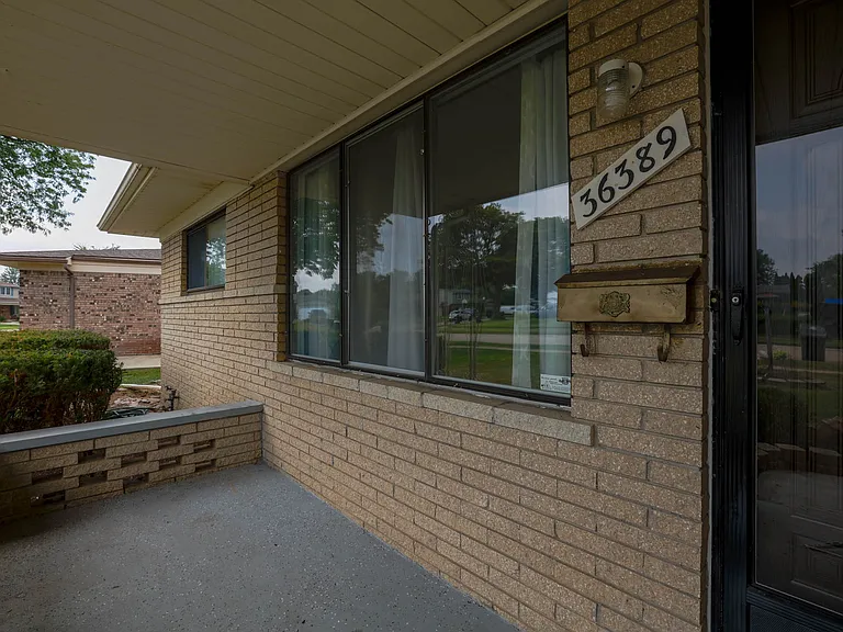 36389 Almont Ct — Photo 2