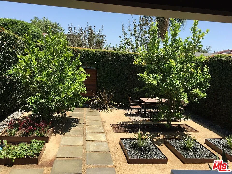 2 bed, 1.0 bath, 1608 sqft, $4,700 — Photo 3