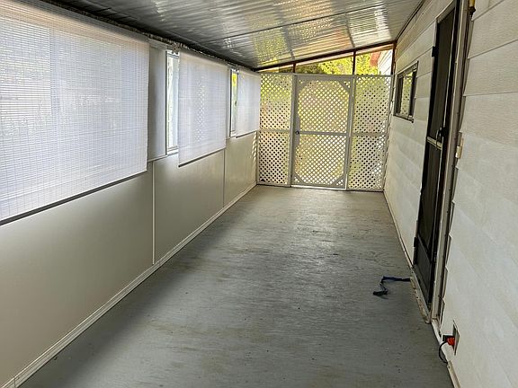 4th image of 33171 Stoneman Ave