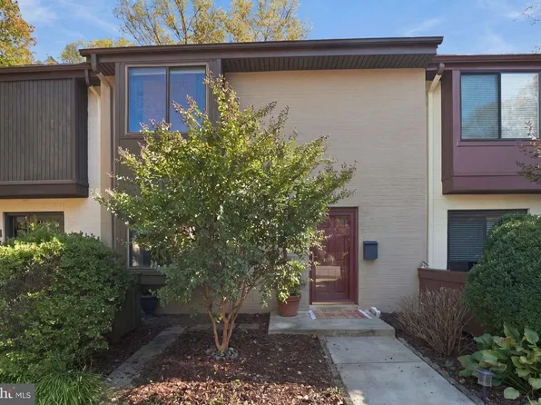 2053 Golf Course Dr, Reston, VA 20191