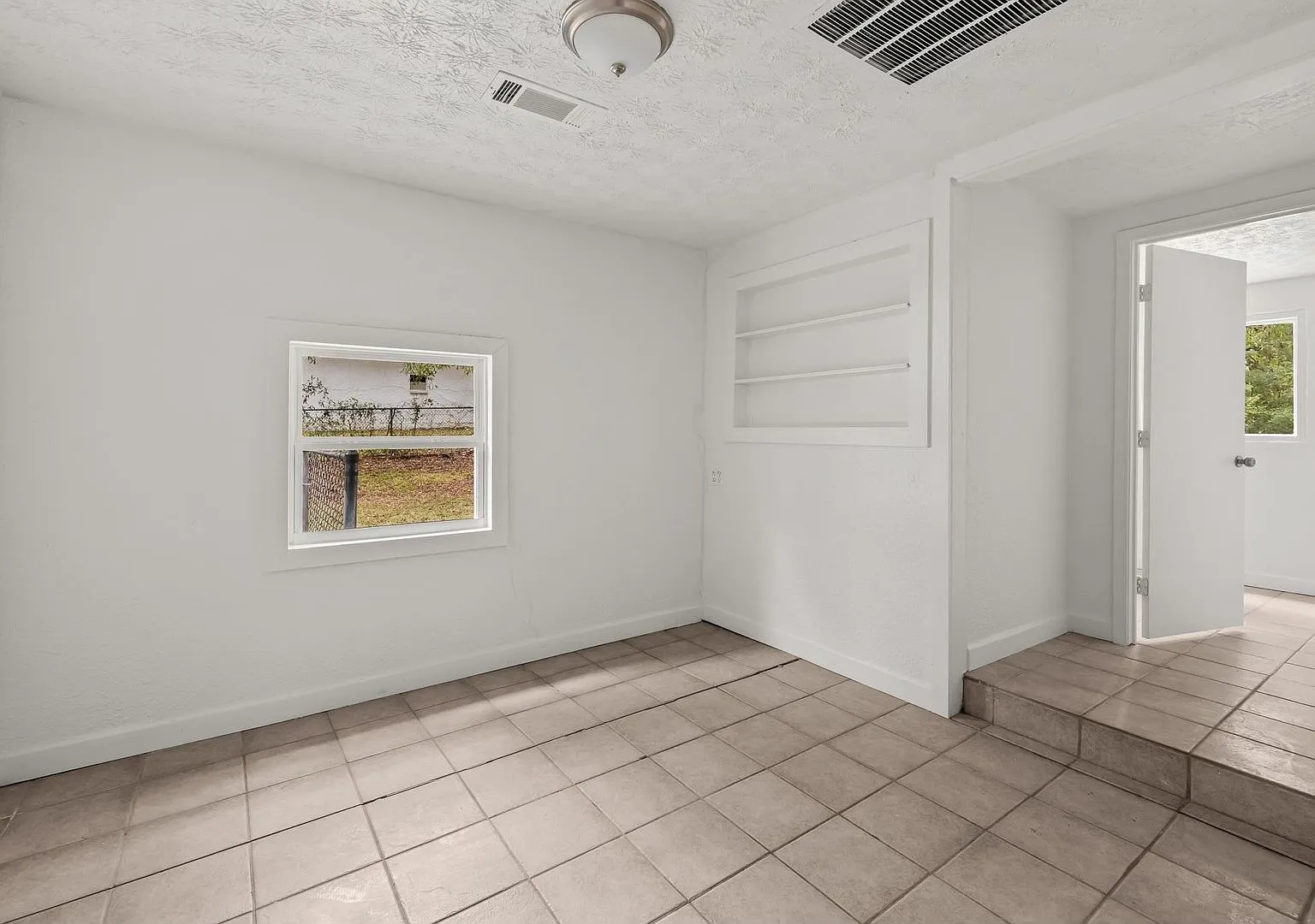 Move-in Special: Receive a $300 gas card with approved application and signed lease.-253 John Mor... — Photo 3
