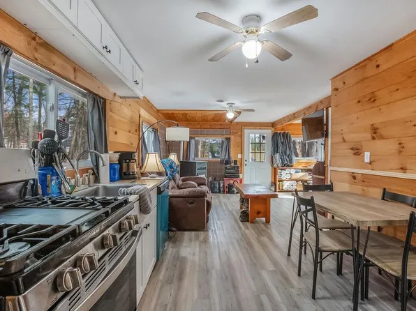 3 Hollywood Avenue, Raymond, NH 03077