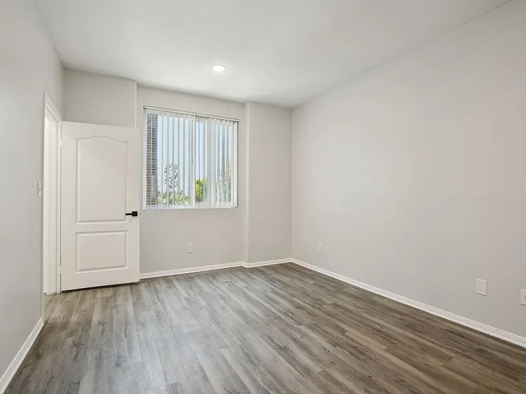 2245 Beverly Glen — Photo 43