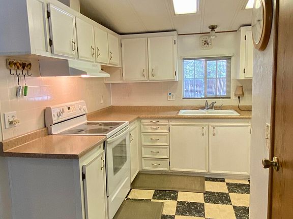 4th image of 15992 Leslie Dr