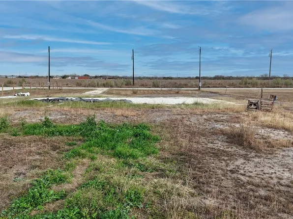 631 County Road 5715, Natalia, TX 78059