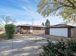 2018 Shale Ln, Eagan, MN 55122