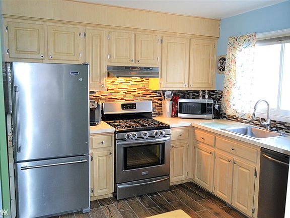 4th image of 28910 Fountain St