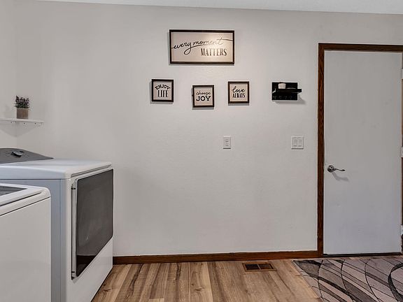 3rd image of 608 Ash Ave E