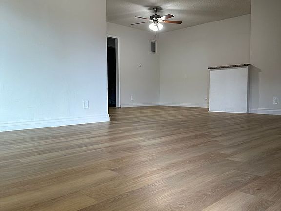 4th image of 13947 Oxnard St APT 209