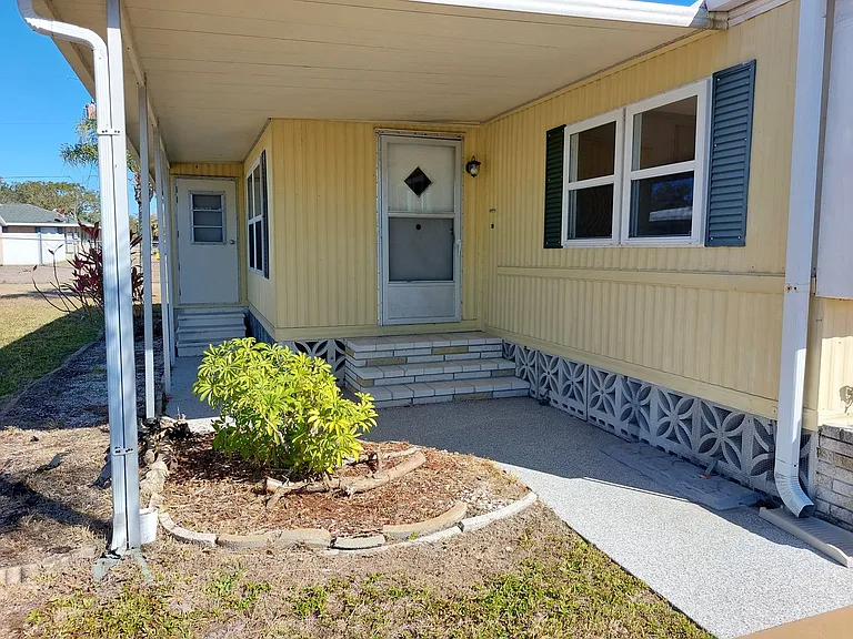 2929 Saralake Dr S — Photo 3