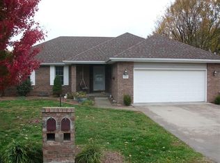 858 S Butterfly Ct, Nixa, MO 65714