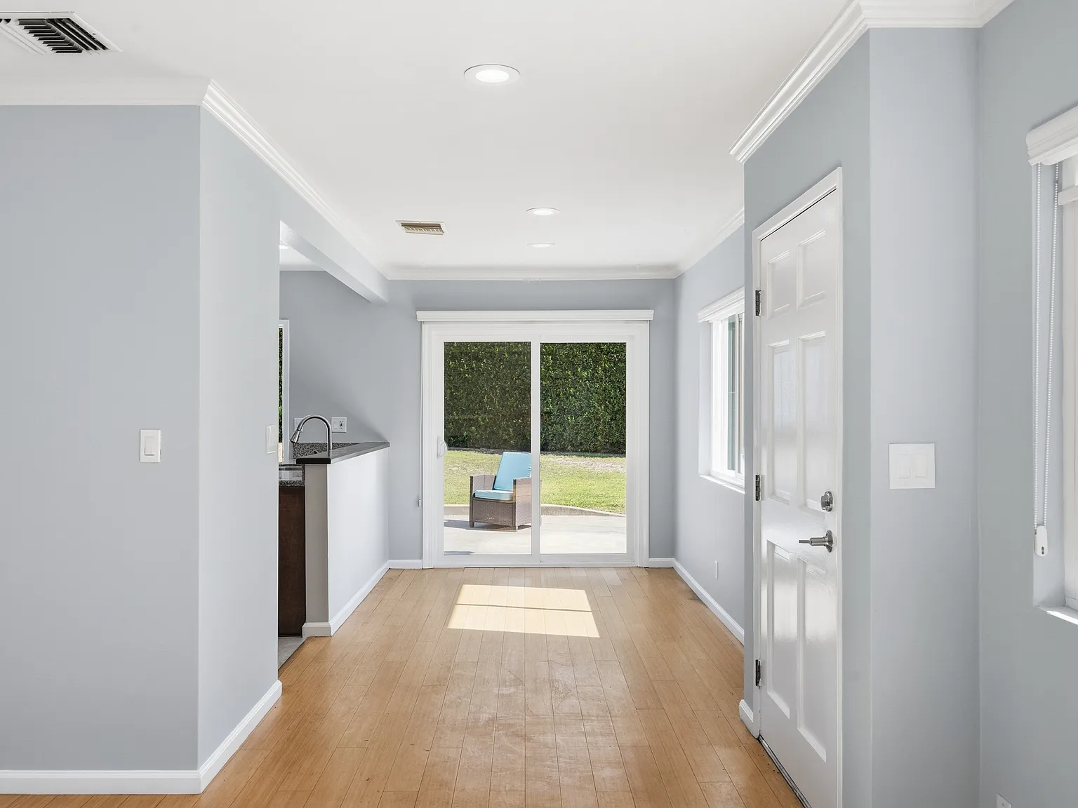 2 bed, 1000 sqft, $4,100 — Photo 3