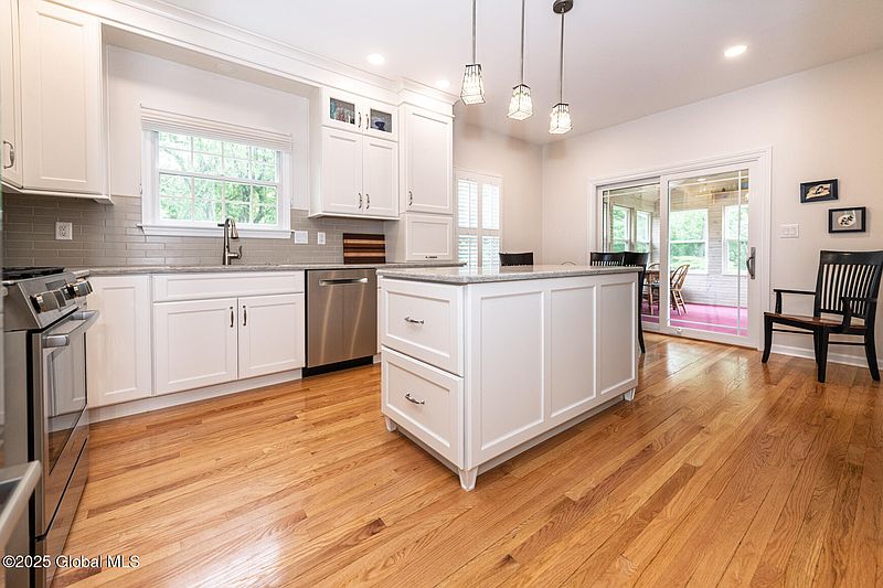 4th image of 424 Pinkster Lane