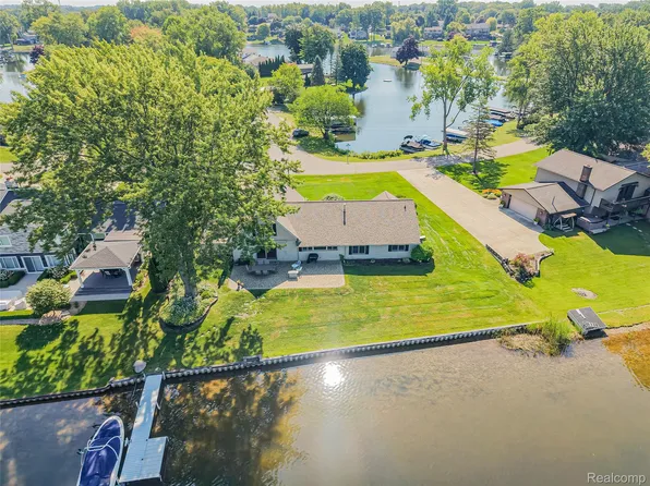 4977 Wavewood Dr, Commerce Township, MI 48382