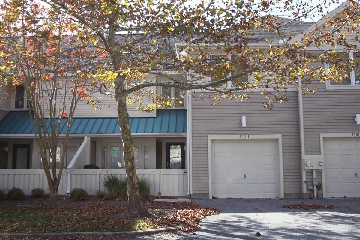3 bed, 2.5 bath, 2000 sqft, $2,300 — Photo 1