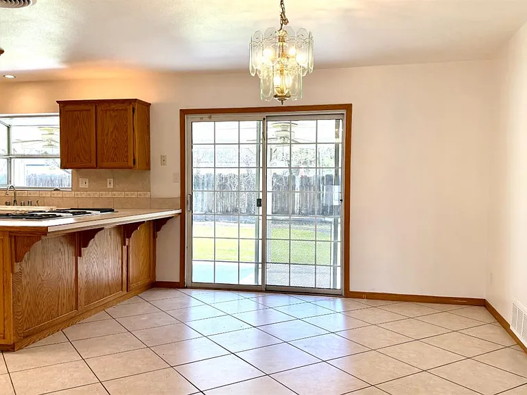 2335 N Douty St — Photo 9