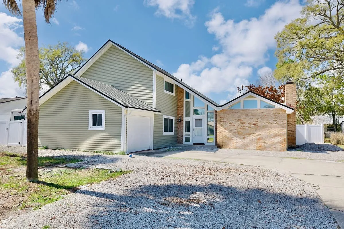 217 Devon St — Photo 1