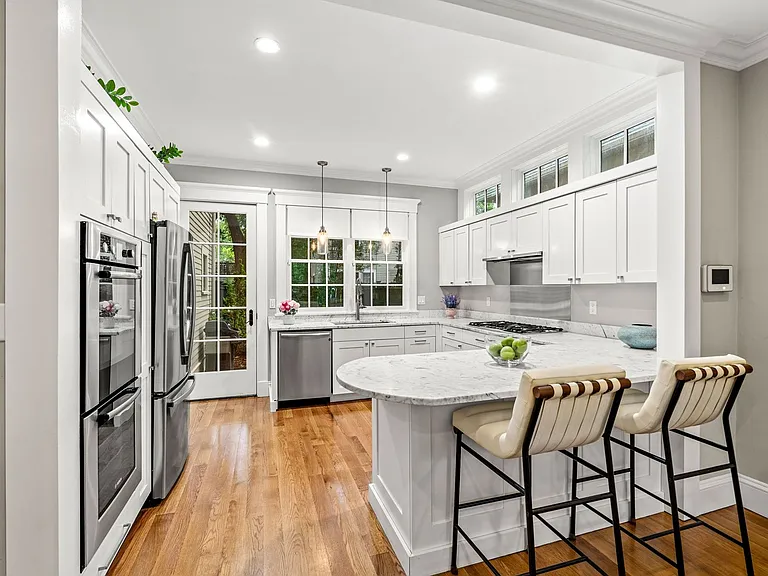2 Brattle Cir — Photo 1