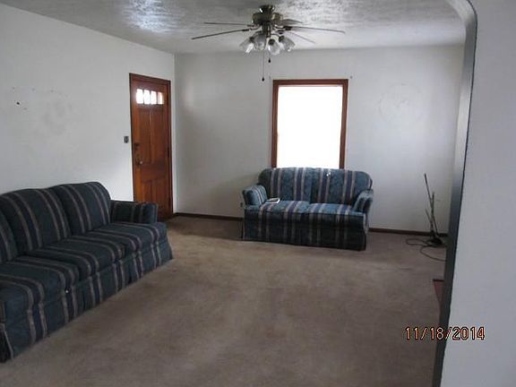 Living Room. Newer Carpet, Ceiling fans in every room