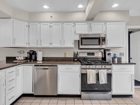 1098 West St APT 3, Wrentham, MA 02093