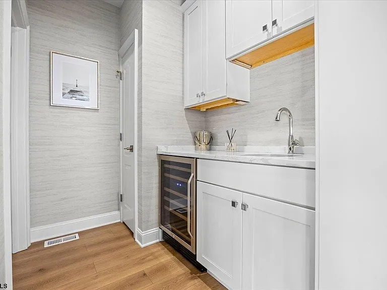 208 N Surrey Ave — Photo 10